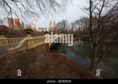 Ponte di prua a Central Park di New York su una giornata invernale Foto Stock