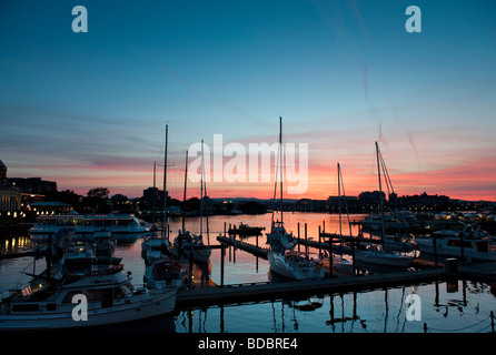 Barche e yacht inattive come il sole tramonta sul Porto Interno di Victoria, British Columbia, Canada. Foto Stock