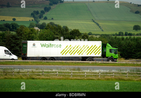 Scania camion refrigerati con reefer trailer supermarket Waitrose John Lewis Group Foto Stock