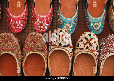 Tradizionali Souk di Dubai la vendita di scarpe Foto Stock