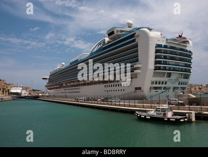 La Crown Princess ormeggiata nel Porto Grande di La Valletta, Malta, l'Europa. Foto Stock