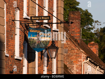 Lo storico George and Dragon pub al West Wycombe, Buckinghamshire, Inghilterra, Regno Unito, Europa. Foto Stock