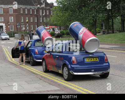 Personalizzato di mini auto pubblicità red bull bibita promozione in Aston University Birmingham Regno Unito Foto Stock