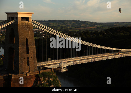 Due i palloni ad aria calda volare oltre il ponte sospeso di Clifton. Foto Stock