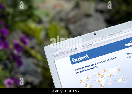 Computer portatile che mostra il social networking Facebook schermata splash page Foto Stock