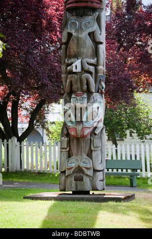 Thunderbird Park è uno del centro cittadino di Victoria piu extraordinaryfeatures, il parco presenta un impressionante display di totem. Foto Stock