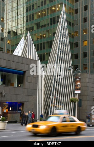Taxi guida in mid town Manhattan Foto Stock
