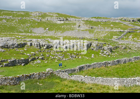 Due escursionisti in Watlowes valle secca, vicino Malham, Yorkshire Dales National Park, North Yorkshire, Inghilterra, Regno Unito Foto Stock