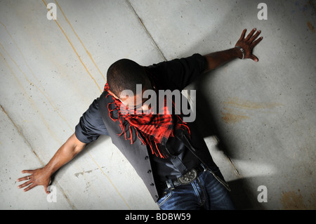 Ritratto di African American hip hop uomo con le braccia distese Foto Stock