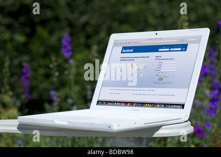 Computer portatile che mostra il social networking Facebook schermata splash page Foto Stock