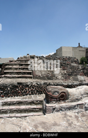 Il Templo Mayor ( tempio principale) rovine nel centro cittadino di Città del Messico che mostra la miscela di civiltà Foto Stock