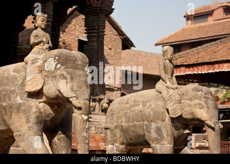 Scolpito in pietra elefanti a Durbar Square, Central Kathmandu, Nepal Foto Stock