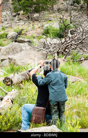 I turisti a scattare foto a Devils Tower National Monument in Wyoming Foto Stock