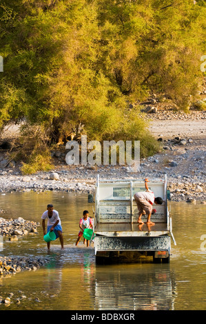 Famiglia auto pulizia a Wadi Ghul Al Dakhiliyah regione Oman Foto Stock