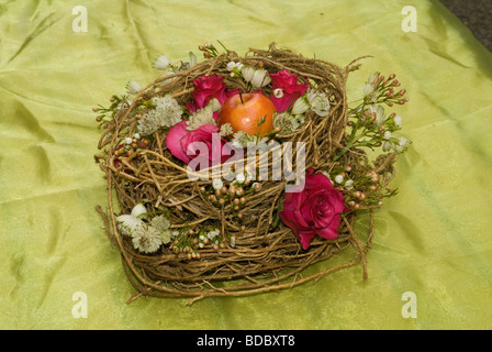 Torta di fiori, composizioni floreali Foto Stock