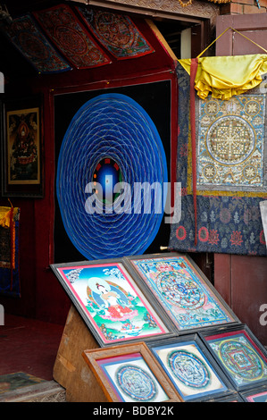 Tibetano mandala buddista di vendita nel mercato bazaar vicino tempio Boudhanath santuario tempio buddista Foto Stock