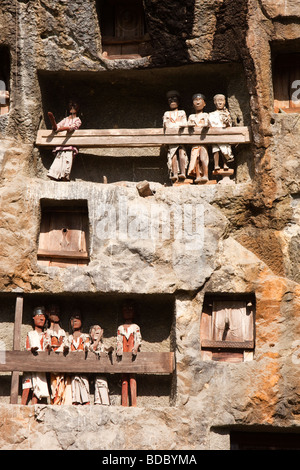 Indonesia Sulawesi Tana Toraja tradizionale Lemo tau tau effigi di persone morte in alto sulla rupe sopra tombe Foto Stock