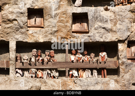 Indonesia Sulawesi Tana Toraja tradizionale Lemo tau tau effigi di persone morte in alto sulla rupe sopra tombe Foto Stock