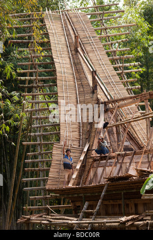 Indonesia Sulawesi Tana Toraja Bebo tongkonan casa essendo costruito con le tradizionali tecniche di costruzione Foto Stock