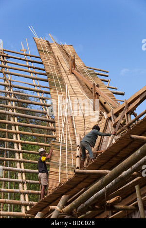 Indonesia Sulawesi Tana Toraja Bebo tongkonan casa essendo costruito con le tradizionali tecniche di costruzione Foto Stock