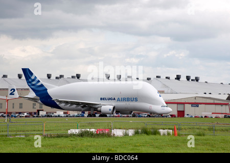 Airbus Beluga aeromobili cargo trasporta ali da Airbus impianto di fabbricazione in Hawarden, il Galles del Nord a Toulouse in Francia Foto Stock