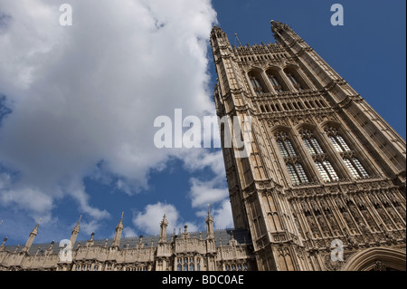 In prossimità della Torre di Victoria e le case del Parlamento, Westminster, London, Regno Unito contro un Cielo di estate blu Foto Stock