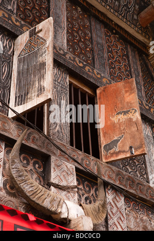 Indonesia Sulawesi Tana Toraja Bebo decorata tradizionalmente stato elevato tongkonan house windows Foto Stock