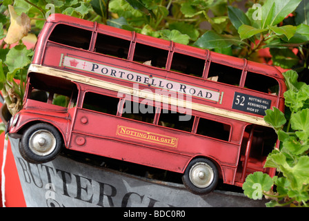 Il modello di replica di un rosso London double decker bus in Portobello Road negozio di antiquariato Londra Inghilterra Foto Stock