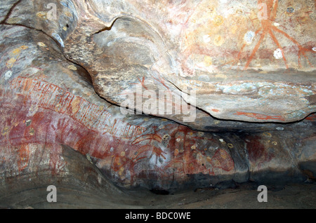 Aborigeni Australiani arte rock - Yirmbal la creazione storia compreso il serpente arcobaleno , vicino la speranza vale, Queensland Foto Stock