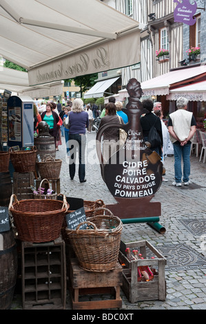 Segno al di fuori di un negozio in Honfleur , Normandia Francia Foto Stock