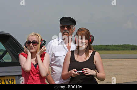 Tre persone che guardano un display dell'aria Foto Stock