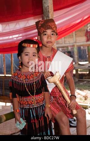 Indonesia Sulawesi Tana Toraja Bebo village Torajan celebrazione funebre i bambini in costume tradizionale Foto Stock