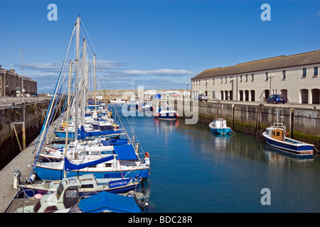 Lossiemouth harbour Moray Scozia con barca a vela e altre imbarcazioni da diporto ormeggiate. Foto Stock