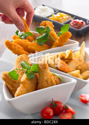 Fritte morsi di condivisione con salse Foto Stock