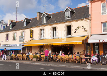 Una caffetteria vicino al porto di Paimpol, Brittany, Francia. Foto Stock