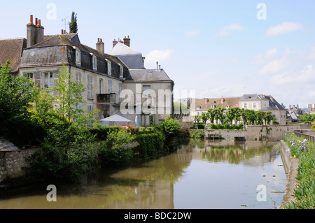 Case dal fiume Loir, Vendôme, Loir-et-Cher, Centre, Francia. Foto Stock