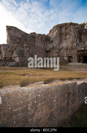 Arrampicata su roccia a Winspit pietra di cava nei pressi di Worth Matravers sull'Isola di Purbeck, England, Regno Unito Foto Stock