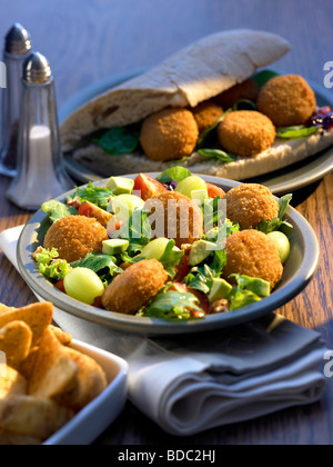 Panate stilton morsi con insalata di rucola Foto Stock