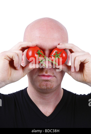 Testa calva uomo ha i pomodori di fronte ai suoi occhi Foto Stock