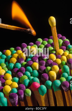 Close up corrispondenze di colore rosso giallo verde blu viola. Sfondo nero. Copia dello spazio. Affollato di raggruppamento serrato Foto Stock