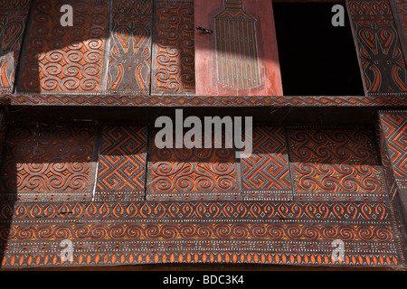 Indonesia Sulawesi Tana Toraja Kambira villaggio fantasia simbolica del carving tongkonan house Foto Stock