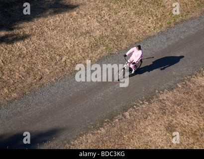 Vista aerea di un ciclista in bicicletta in abiti rosa , Finlandia Foto Stock