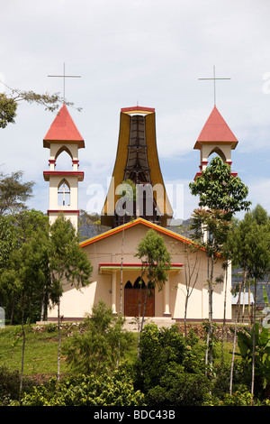 Indonesia Sulawesi Tana Toraja Suaya insolita combinazione di Torajan olandese e architettura della chiesa Foto Stock