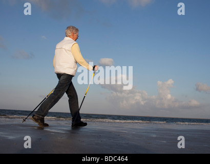 | donna di camminare sulla spiaggia Foto Stock