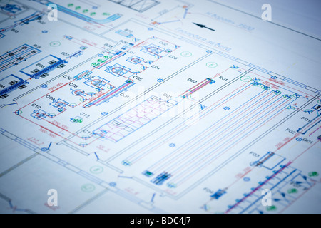 Il disegno del tecnico su un foglio di carta di grande formato Foto Stock