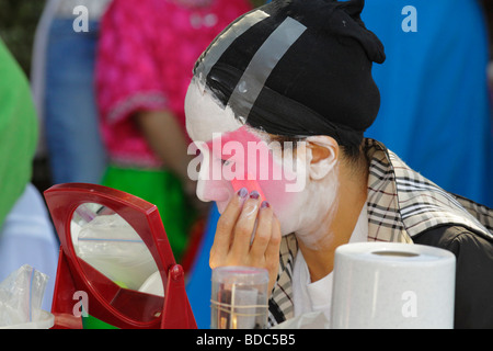 Vancouver Cantonese performer opera applicando il trucco a Dragon Boat Festival Victoria British Columbia Canada Foto Stock