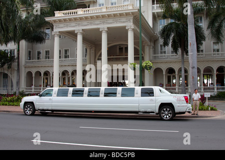 Un tratto di una limousine attende i clienti al di fuori Il Moana Surfrider hotel sulla spiaggia di Waikiki di Oahu Honolulu Hawaii Foto Stock