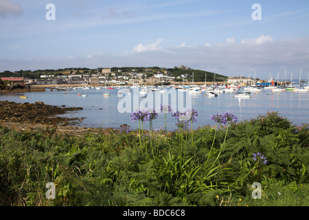 La mattina presto il sole su Hugh Town su St Mary's sulle Isole Scilly Foto Stock