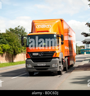 Colore arancio TNT Global Logistics carrello HGV camion consegna REGNO UNITO Foto Stock