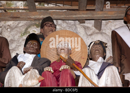 Indonesia Sulawesi Tana Toraja Londa village tau tau effige figure in balconi sopra la grotta di sepoltura Foto Stock